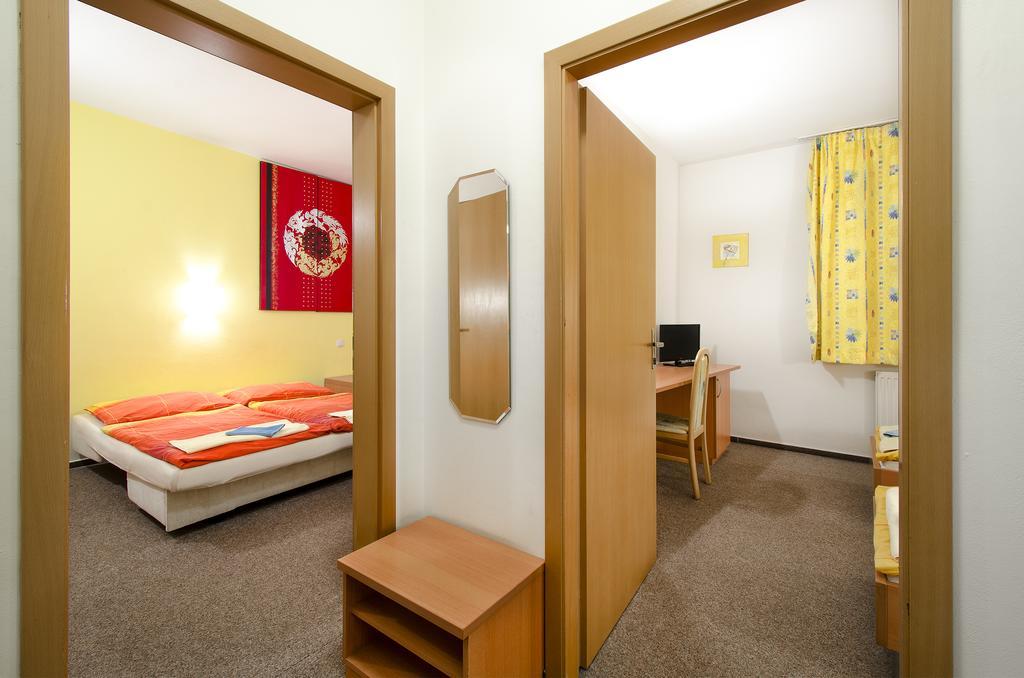 Hotel Imos プラハ エクステリア 写真